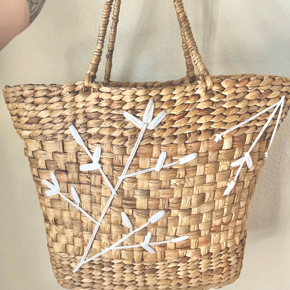 Woven tote with stitched design